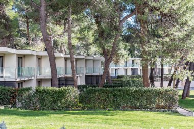 Yeşillik ve çam ağaçlarıyla çevrili tek katlı konaklama