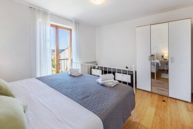 Modern yatak odası dairesinin içinde.