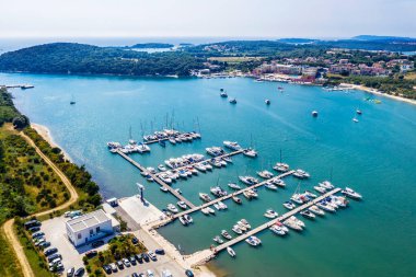 Küçük liman Volme 'de gemi ve yatlar, arka planda Banjole yerleşimi, Istria, Hırvatistan