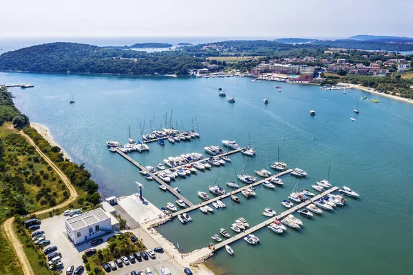 Barcos Yates Pequeño Puerto Volme Fondo Asentamiento Banjole Istria Croacia — Foto de Stock