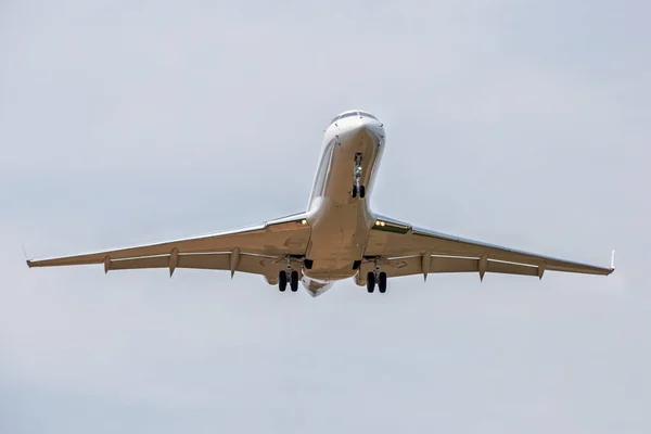Zdjęcie Samolotu Kilka Sekund Przed Lądowaniem — Zdjęcie stockowe