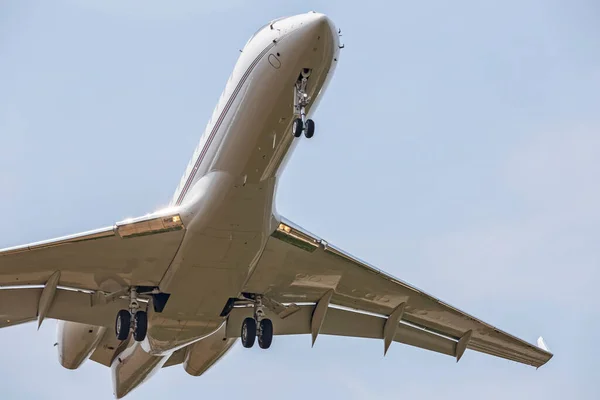 Fotografía Avión Pocos Segundos Antes Del Aterrizaje —  Fotos de Stock