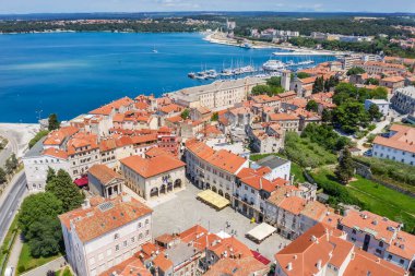 Hırvatistan 'ın Pula kenti Istria limanındaki şehir meydanının hava manzarası