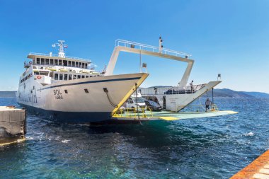 BRESTOVA FERRY PORT, CROATIA - 9 Temmuz 2021: Jadrolinija Ferry Bol, Porozina, Cres 'ten Brestova feribot limanına varıyor.