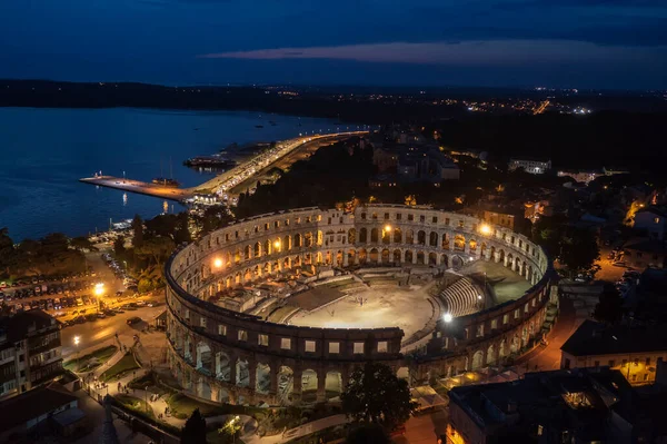 Hırvatistan Istria Kentinde Gece Pula Aphitiyatrosunun Hava Manzarası — Stok fotoğraf