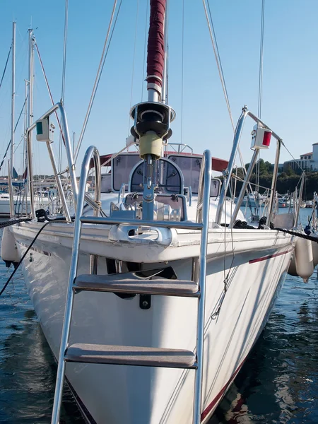 Segelboot im Hafen — Stockfoto