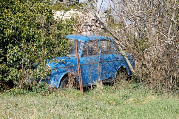 Abandoned old car — Stock Photo, Image