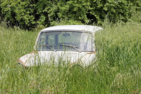 Auto viejo abandonado. — Foto de Stock