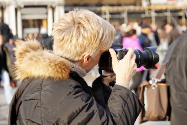 Kadın fotoğrafçı çalışma