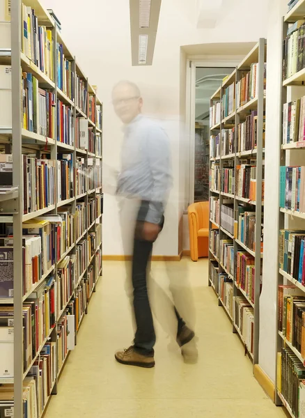 Man i biblioteket Stockbild