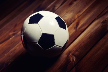 Futbol topu ahşap kurullarında.