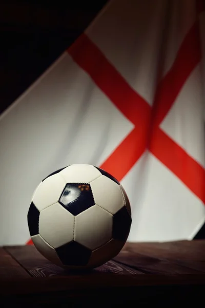 Drapeau de l'Angleterre avec le football — Photo