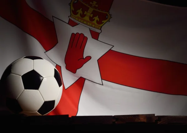 Flagge von Nordirland mit Fußball — Stockfoto