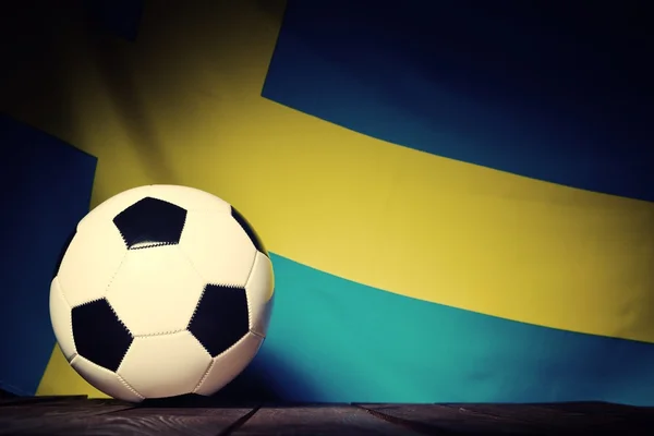 Flagge Schwedens mit Fußball — Stockfoto