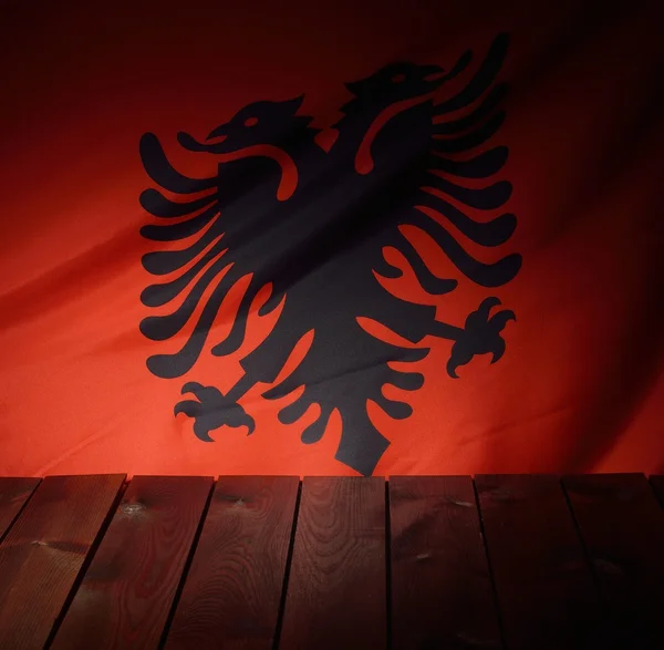Vlag van de Albanië met houten planken — Stockfoto