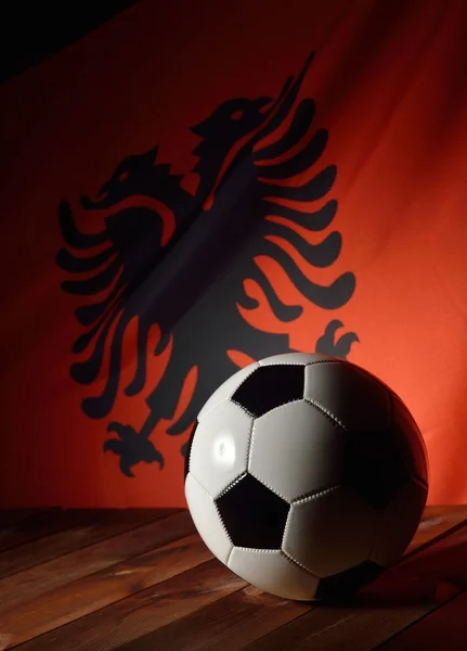 Drapeau de l'Albanie avec le football — Photo