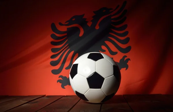 Drapeau de l'Albanie avec le football — Photo