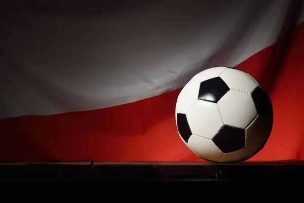 Drapeau de Pologne avec football — Photo