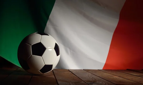 Drapeau de l'Italie avec football — Photo