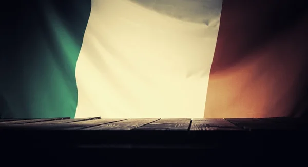 लकड़ी के बोर्डों के साथ आयरलैंड का ध्वज — स्टॉक फ़ोटो, इमेज