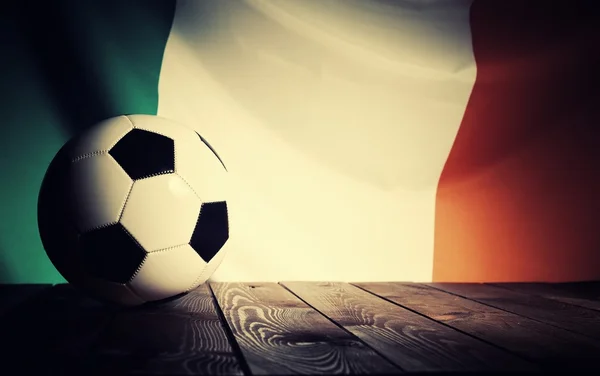 Drapeau de l'Irlande avec football — Photo