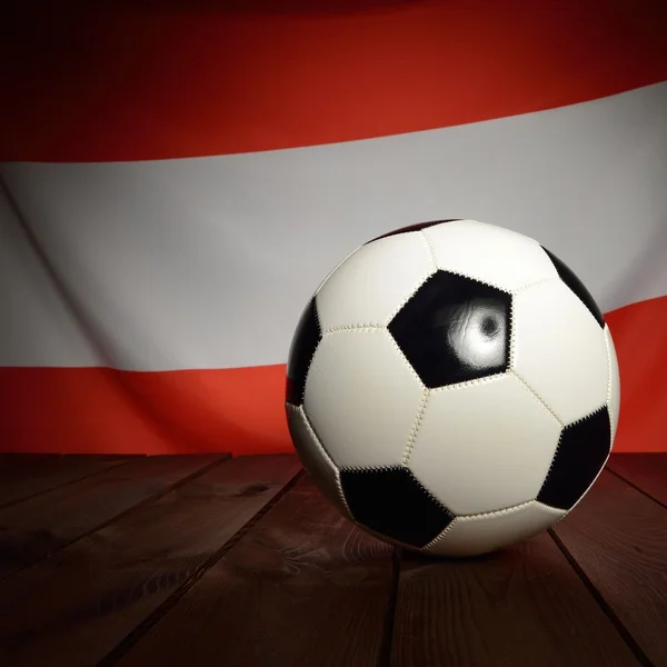 Drapeau de l'Autriche avec football — Photo