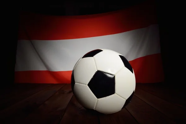 Drapeau de l'Autriche avec football — Photo