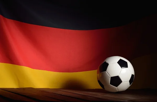 Drapeau de l'Allemagne avec football — Photo