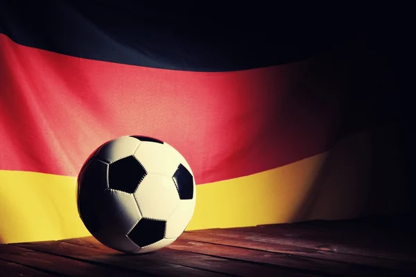 Flagge Deutschlands mit Fußball — Stockfoto