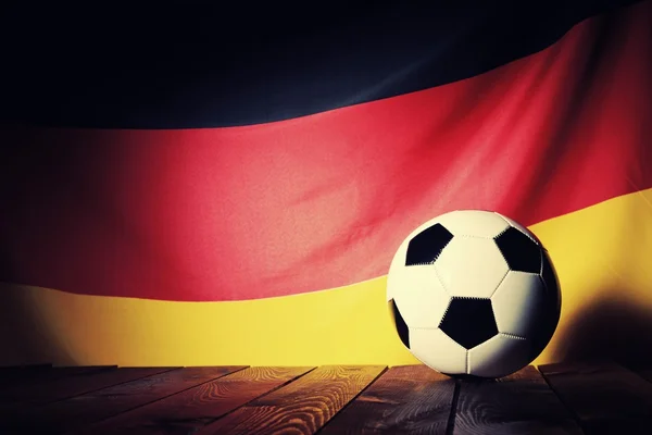 Drapeau de l'Allemagne avec football — Photo