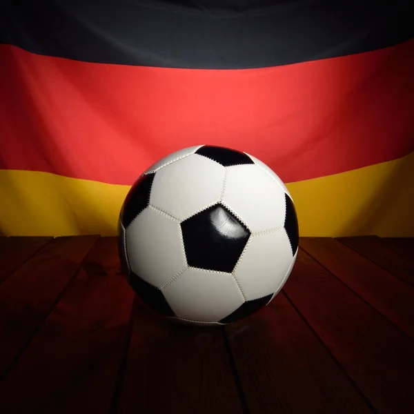 Flagge Deutschlands mit Fußball — Stockfoto