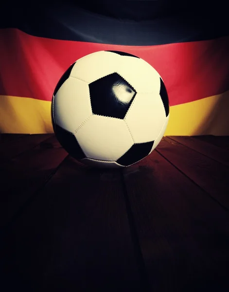 Drapeau de l'Allemagne avec football — Photo