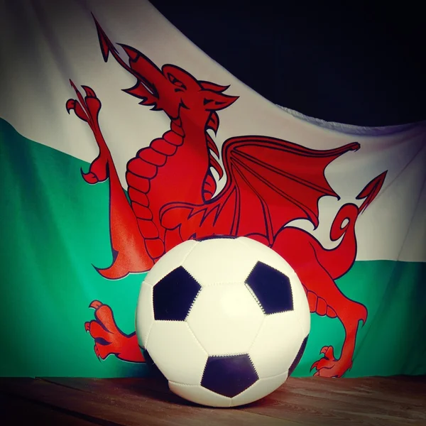 Vlag van Wales met voetbal — Stockfoto