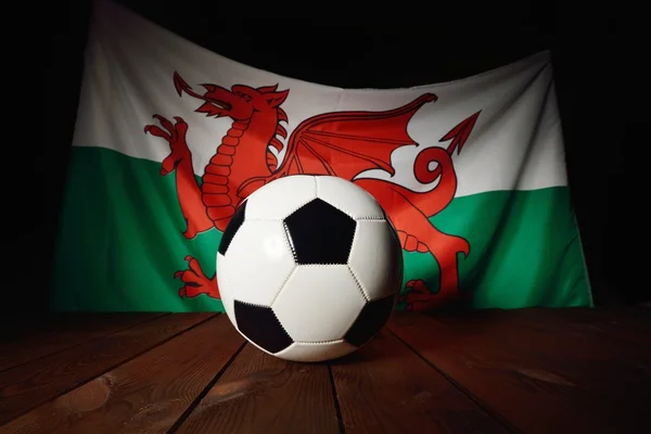 Flagge von Wales mit Fußball — Stockfoto