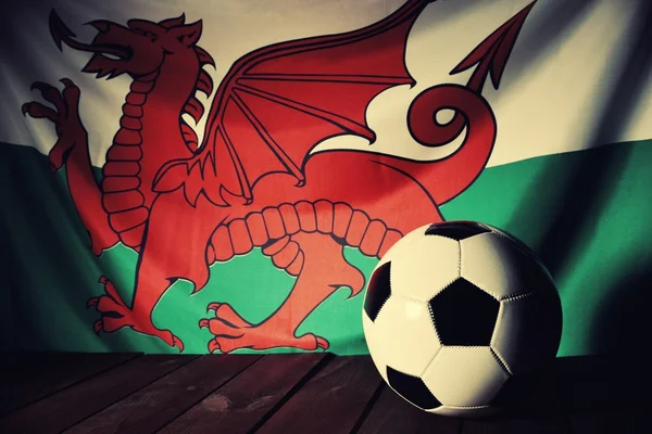 Drapeau du Pays de Galles avec football — Photo