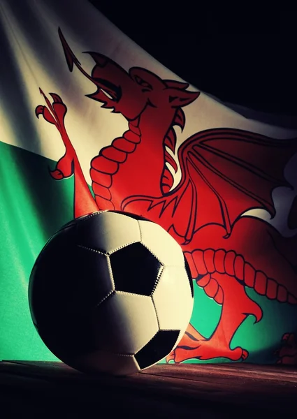 Drapeau du Pays de Galles avec football — Photo