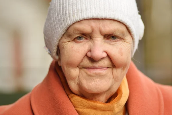 Woman smiling  in garden. — Stock Photo, Image