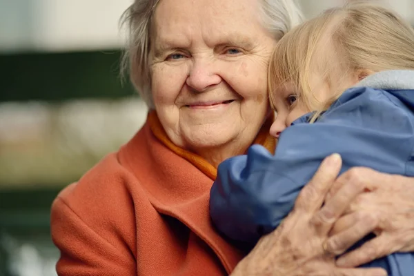 Бабуся і онука посміхаються — стокове фото