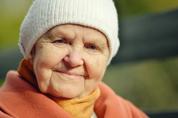 Woman smiling  in garden. — Stock Photo, Image