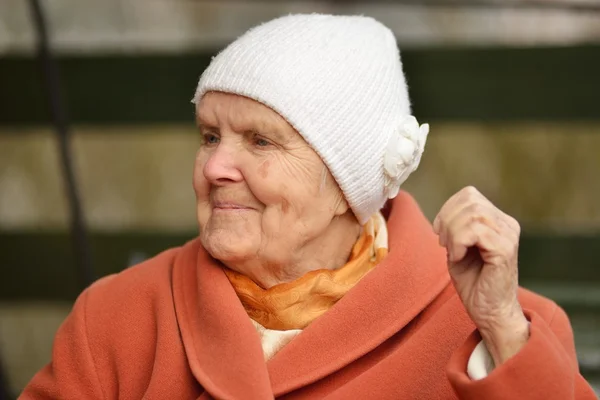 Frau lächelt im Garten. — Stockfoto