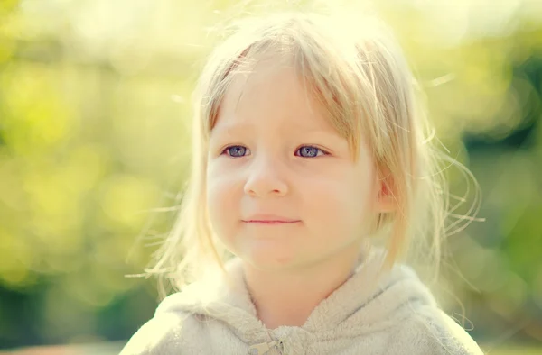 Cute dziewczynka w promieniach słońca — Zdjęcie stockowe