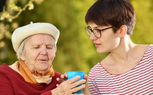 Porträt von Großmutter und Enkelin — Stockfoto