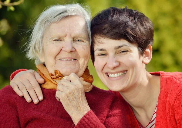 Porträt von Großmutter und Enkelin — Stockfoto