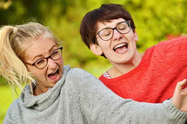 Friends śpiewają na zewnątrz — Zdjęcie stockowe