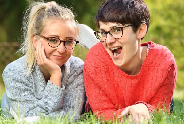 Friends lying in grass — Stock Photo, Image