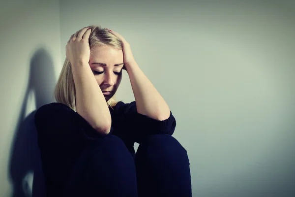 Femeia tristă în cameră — Fotografie, imagine de stoc