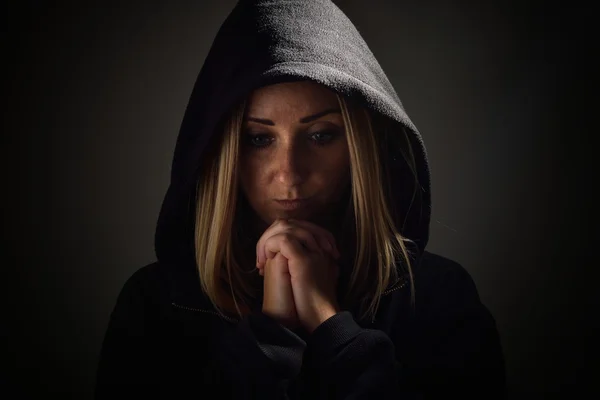 Betende Frau mit Kapuze — Stockfoto