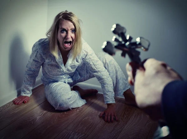  Bir kadın dua aracılığıyla gelen bir iblis dışarı döküm