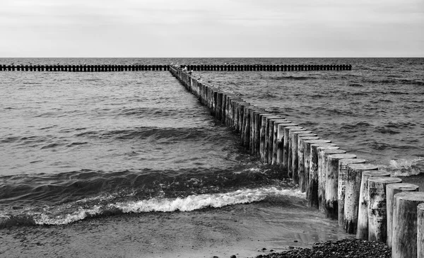 Östersjön och träbrygga — Stockfoto