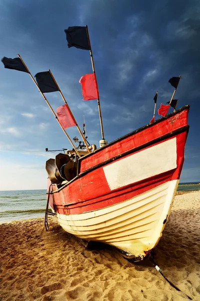 Bateau de pêche à terre — Photo